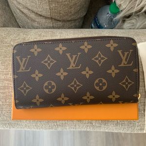 Louis Vuitton Monogram Zippy leather wallet
